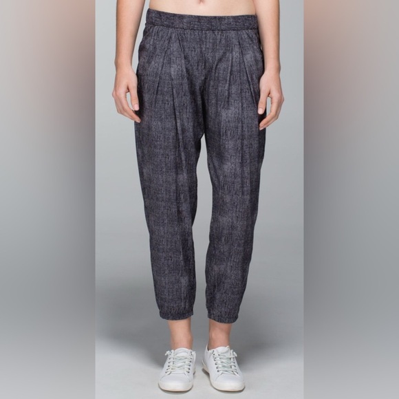 Lululemon Rollin' With My Omies Pant- Burlap Texture Black Dune/ Size 4 (FLAWED) - Picture 2 of 13